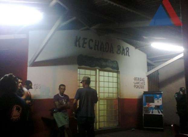 Dupla encapuzada em ve&iacute;culo executa dono de bar com 12 tiros