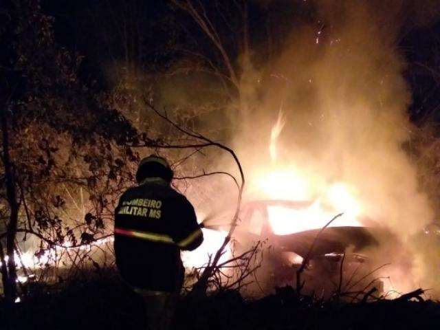 Colis&atilde;o na BR-262 deixa carro em chamas e motoristas fogem do local
