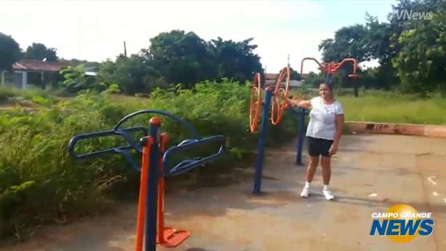 Leitora desiste de fazer exerc&iacute;cio em academia ao ar livre tomada pelo mato