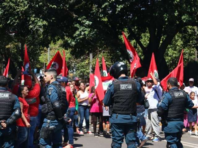 Frente &agrave; frente, Grito dos Exclu&iacute;dos e apoiadores de Bolsonaro protestam