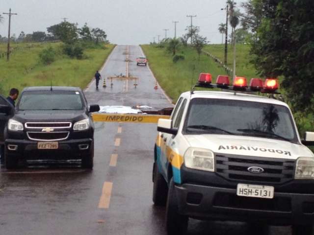 Eros&atilde;o avan&ccedil;a e for&ccedil;a a interdi&ccedil;&atilde;o da MS-145, entre Deod&aacute;polis e Ipezal