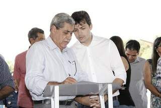 André Puccinelli e Aluízio São José assinam obras de serviço para Coxim no valor de R$ 3,7 milhões (Foto: Divulgação/GEMS/Edemir Rodrigues)