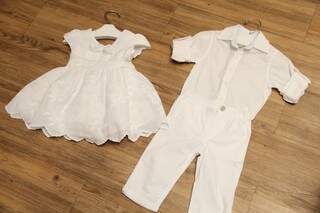 Vestidinho branco usado também para batizados sai por R$ 289 e o conjuntinho de camisa body, mais a calça por R$ 246.