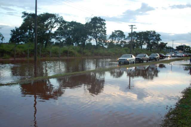  Chuva r&aacute;pida alaga v&aacute;rios pontos na regi&atilde;o norte de Campo Grande
