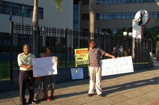 Pai que perdeu a guarda dos filhos protesta em frente ao F&oacute;rum