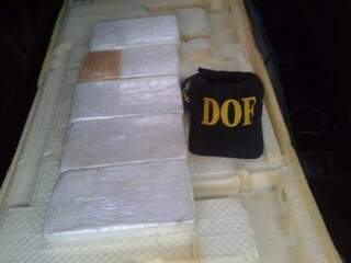 Tabletes de cocaína estavam escondidos no forro dos bancos de carro conduzido por paranaense (Foto: Divulgação)