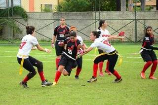 Equipe feminina do Campo Grande Cobras, de preto,  buscará reforços na seletiva (Foto: Divulgação)