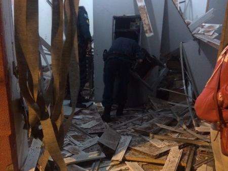 Bandidos usam dinamite para explodir banco e assustam moradores