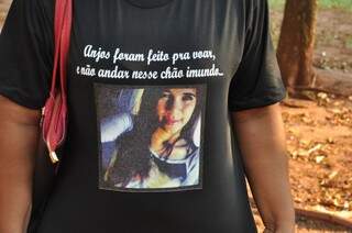 Família da jovem fez uma camisa em sua homenagem. (Foto: Marcelo Calazans)