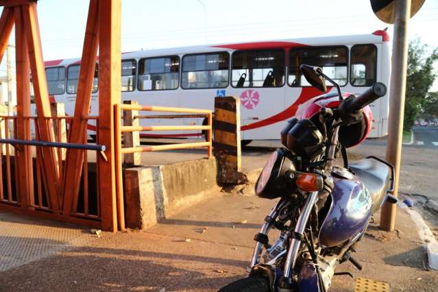 Homem fica ferido ap&oacute;s colidir motocicleta em &ocirc;nibus na Dom Aquino
