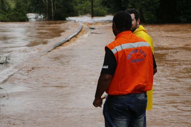 Rio cobre ponte entre Amambai e Aral Moreira e alaga fazendas