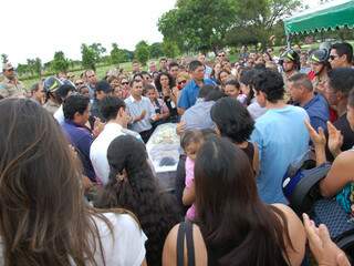 Familiares e amigos se reúnem para último adeus a soldado. (Foto: Simão Nogueira)
