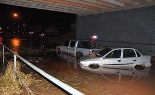 Condutores não perceberam altura da água em viaduto, já que local não tem iluminação e ficaram parcialmente submersos. (Foto: O Correio News)
