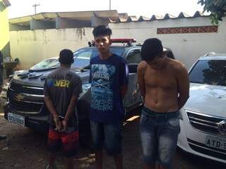 Jailson (sem camisa) e Bruninho foram presos e adolescente apreendido na tarde deste sábado (Foto: Guilherme Henri)