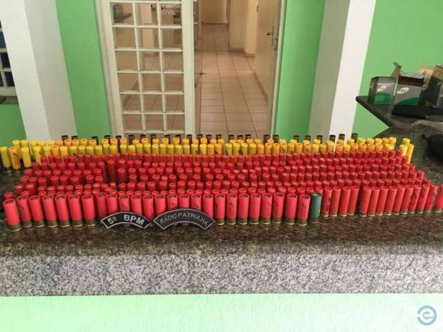Idosa encontra mais de 600 muni&ccedil;&otilde;es e arma de fogo no quintal de casa
