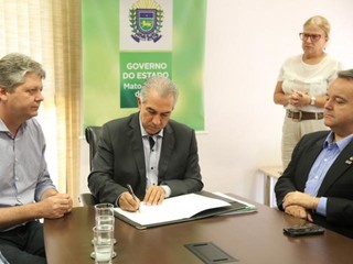 Reinaldo assinou decreto que visa a facilitar concessão de apoio à pesquisa e inovação no Estado. (Foto: Paulo Francis)