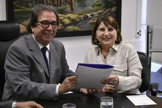 A conselheira Soraia Victor entrega o documento ao presidente do Tribunal de Contas. (Foto: Divulgação)