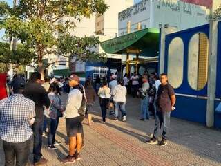 Candidatos aguardam na entrada da Escola Joaquim Murtinho, em Campo Grande; abertura dos portões para aplicação do Encceja. (Foto: Humberto Marques)