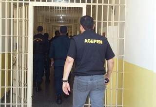 Agentes penitenciários durante pente-fino na penitenciária de Naviraí, no ano passado (Foto: Divulgação)