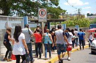 Candidatos chegam para o primeiro dia de provas do Enem, em Campo Grande. (Foto: Pedro Peralta)