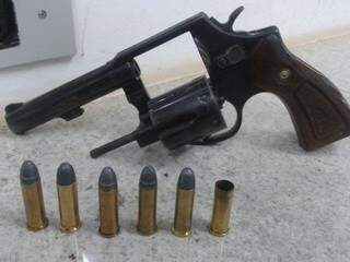 Revólver calibre 38 foi usado contra os policiais (Foto: Divulgação/ PRF)