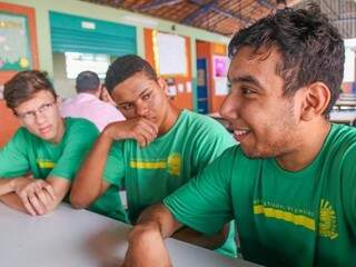 João Pedro, Sidhartha e Gustavo, dizem estar felizes com o novo método de ensino. (Foto: Fernando Antunes)