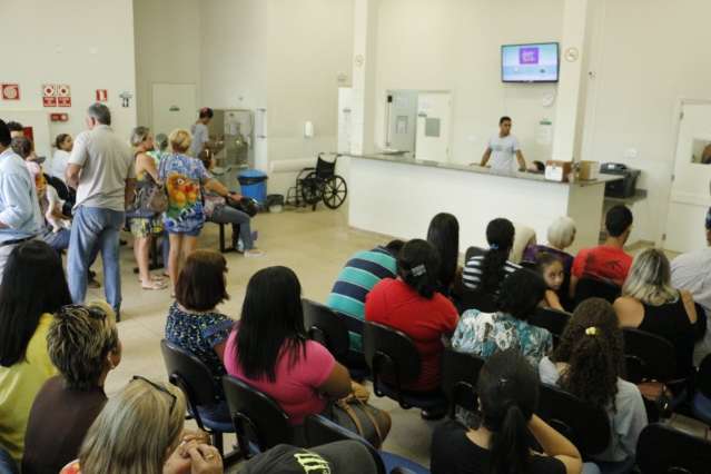 Casos suspeitos de dengue crescem 300% em semanas e lotam hospitais