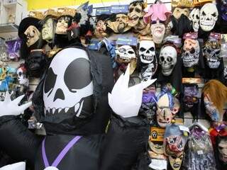 Variedade de máscaras dispostas loja na entrada da loja Stúdio Festas, na rua 14 de julho. (Foto: Paulo Francis)