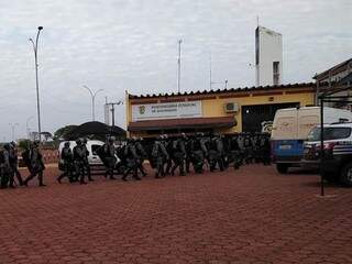 Tropa de Choque da PM chega à penitenciária de Dourados, para pente-fino, no mês passado (Foto: Adilson Domingos)