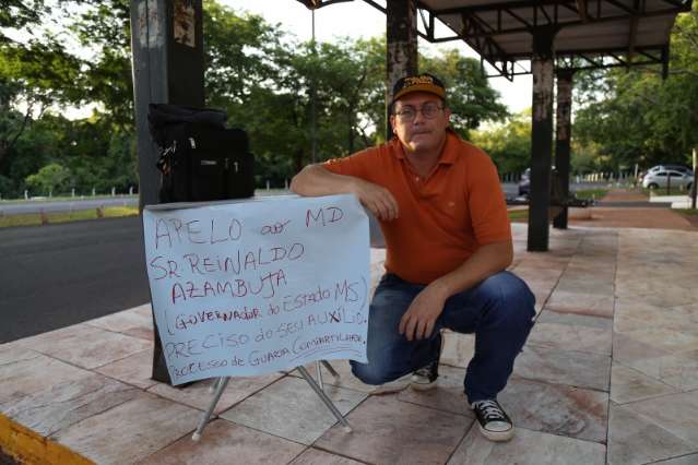 Pai desesperado faz protesto silencioso pela guarda compartilhada dos filhos