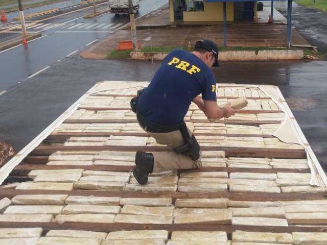 Traficantes fazem fundo falso no teto de caminh&atilde;o para transportar maconha