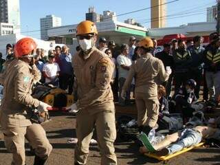 Bombeiros e socorristas do Samu (Serviço de Atendimento Móvel de Urgência) socorrem vítimas de acidente (Foto: Marcos Ermínio) 