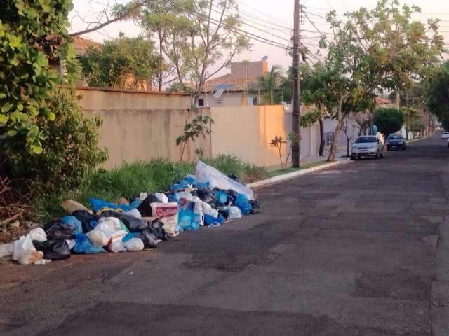 Leitor denuncia descarte indevido de lixo em condom&iacute;nio de luxo