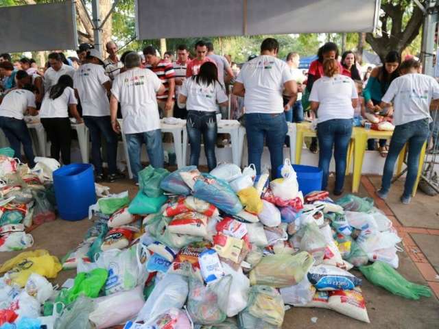 Festa do trabalhador leva 10 mil at&eacute; a Pra&ccedil;a do R&aacute;dio para shows e sorteios