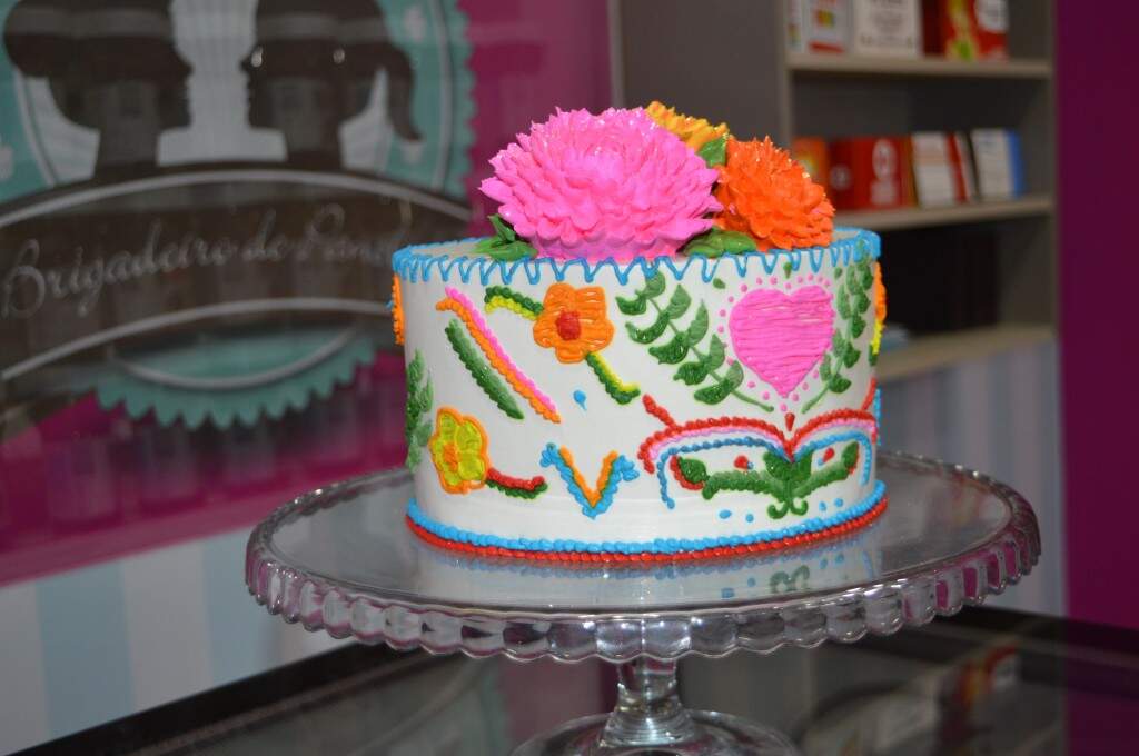 Bolo de chantilly com flores - Iza Bolos Decorados