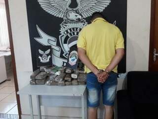 Suspeito foi preso em flagrante e levado junto com a droga para a Denar. (Foto: Polícia Civil) 