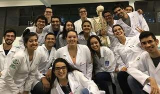 Paulo, no canto superior esquerdo, e seus colegas de classe no curso de Medicina da UFMS (Foto: Arquivo Pessoal)