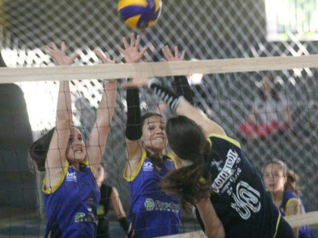 Fase metropolitana da Copa Pantanal de voleibol define campe&otilde;es na base