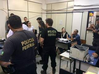 Equipe da PF busca documentos na prefeitura de Três Lagoas. (Foto: Ricardo Ojeda)