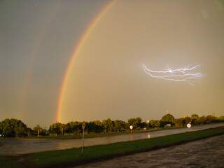 Momento em que raio caiu em ponto da BR-267. (Foto: Valdinei Dias Alfonso).