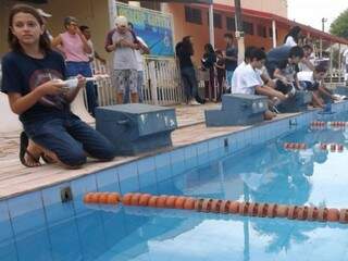 Os vencedores são os alunos que criam os protótipos que em menor tempo atravessam a piscina (Foto: Divulgação/Prefeitura)