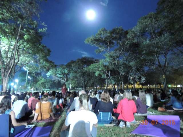 Grupo aceita o convite e se re&uacute;ne no parque para meditar sob a lua cheia