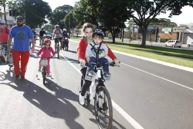Passeio cicl&iacute;stico tem fam&iacute;lias e ex-fumante que trocou v&iacute;cio por esporte