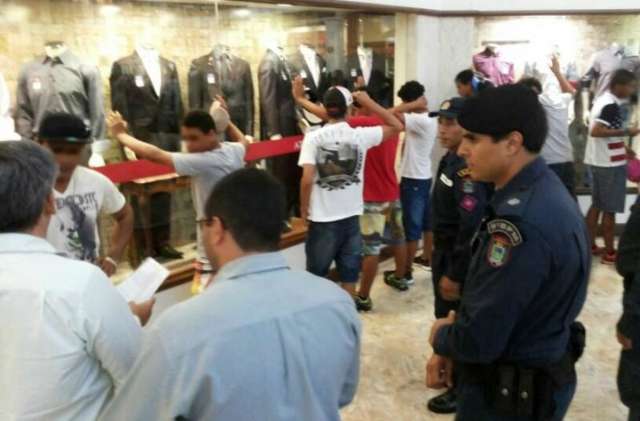 Grupo com 17 adolescentes &eacute; detido por &quot;bagun&ccedil;a&quot; dentro do Shopping 