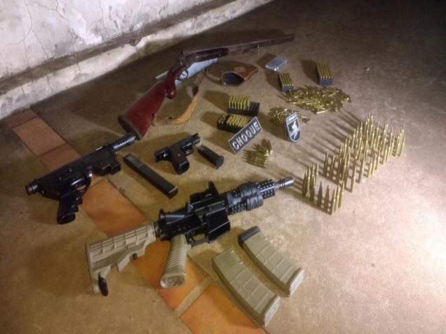 GO: polícia acha em chácara arsenal com fuzil, espada e metralhadora