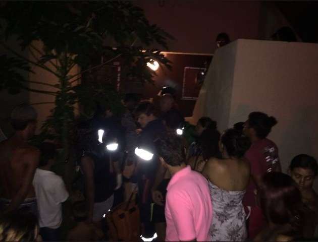 Homem &eacute; morto a tiros em residencial e pol&iacute;cia suspeita de filho da namorada
