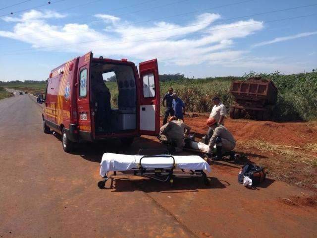 Homem fratura as duas pernas ao ser atropelado por caminh&atilde;o desgovernado