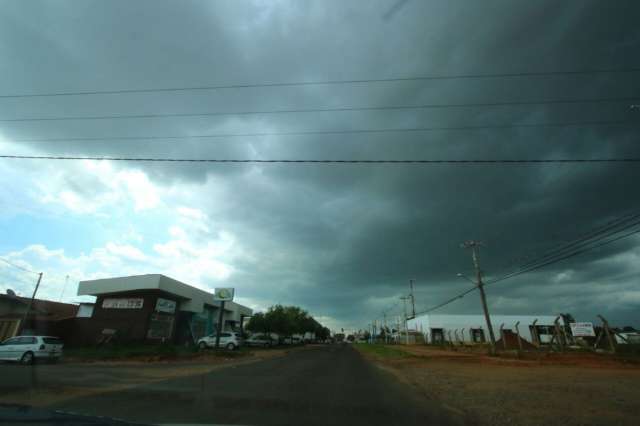 C&eacute;u escurece e chuva forte atinge bairros da Capital nesta tarde
