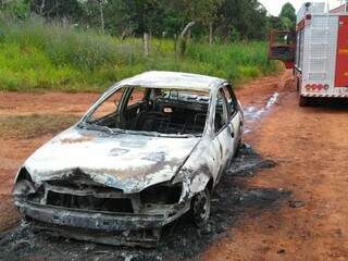 Homens sofrem acidente, queimam carro e fogem no Jardim Noroeste