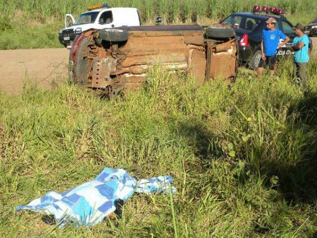 Homem morre ao ser lançado para fora de carro durante capotagem na MS